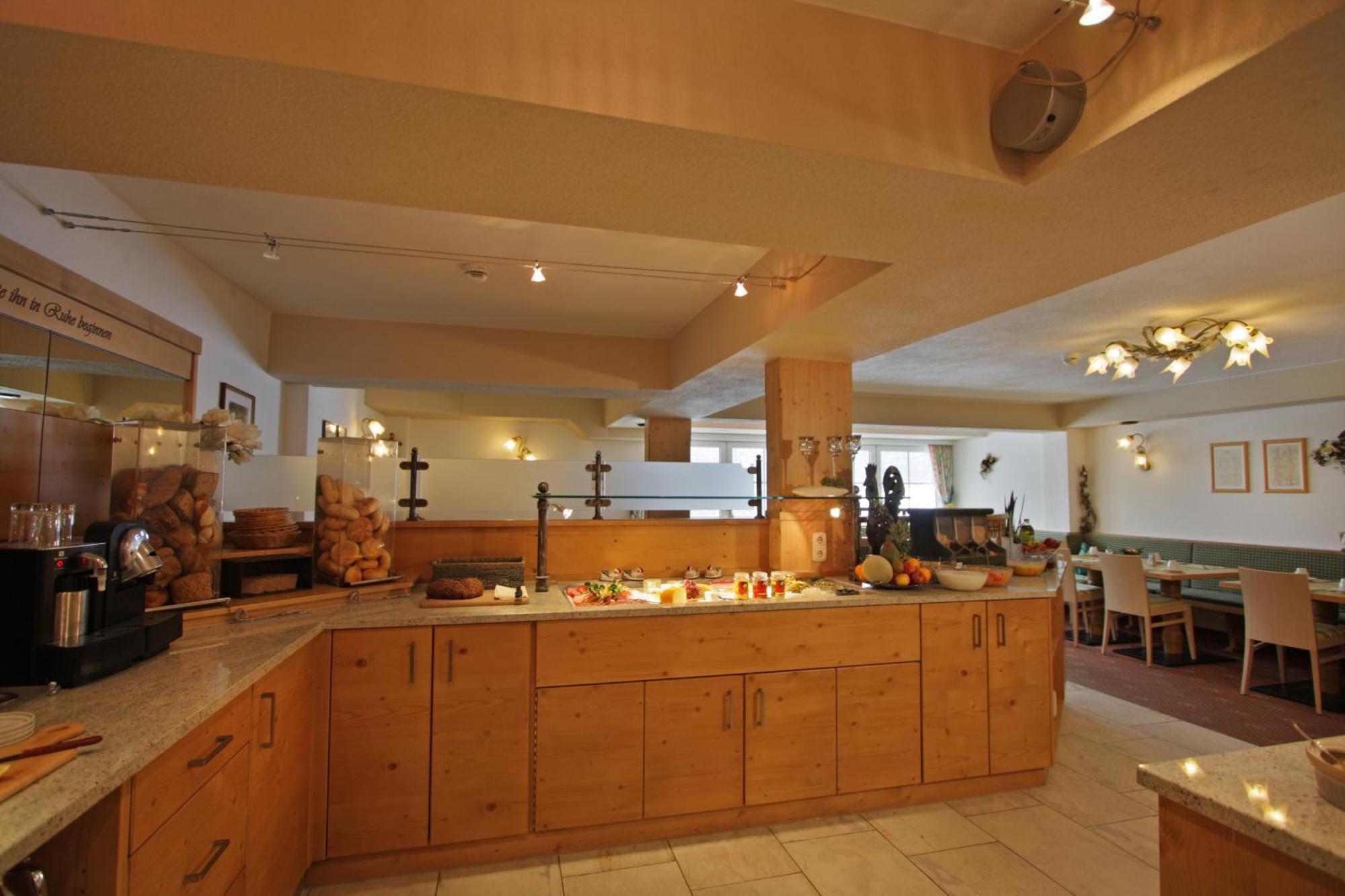Hotel Garni - Restaurant Kaminstube Санкт-Антон-ам-Арльберг Екстер'єр фото