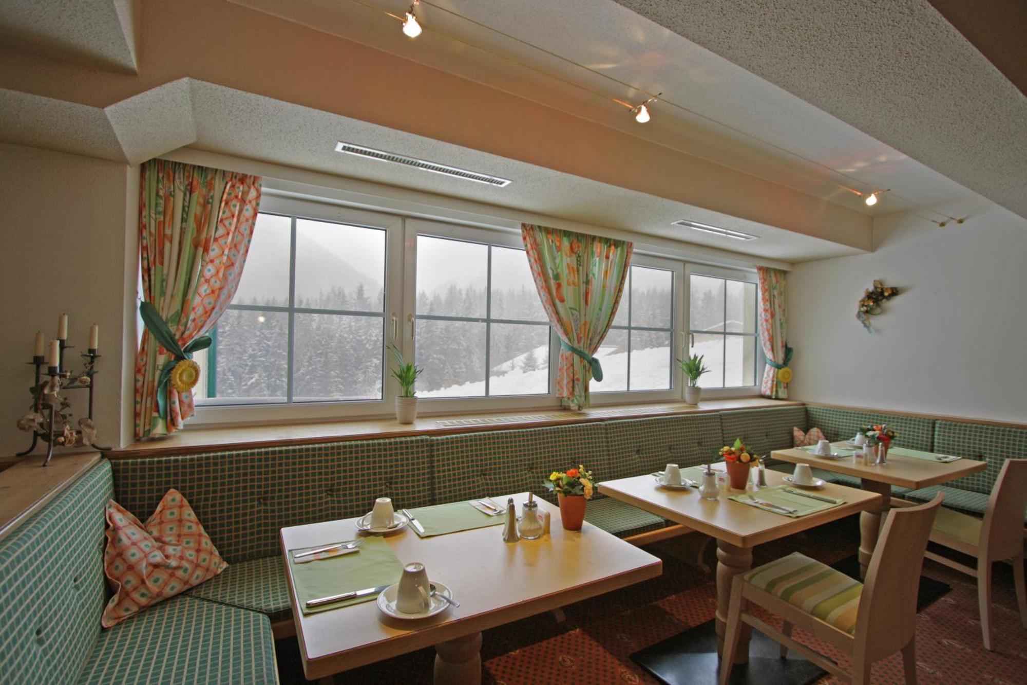Hotel Garni - Restaurant Kaminstube Санкт-Антон-ам-Арльберг Екстер'єр фото