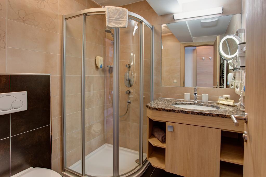 Hotel Garni - Restaurant Kaminstube Санкт-Антон-ам-Арльберг Екстер'єр фото