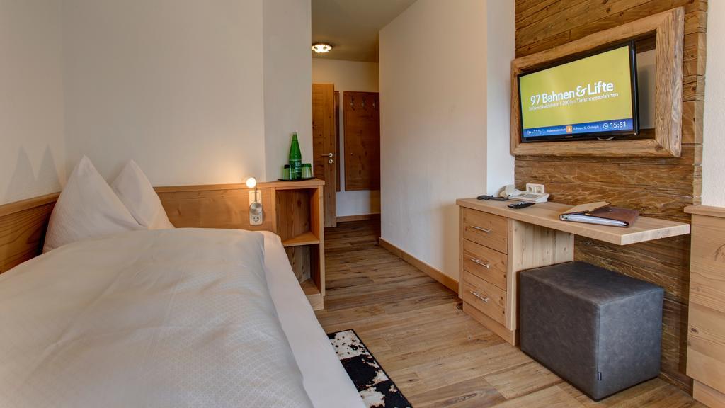 Hotel Garni - Restaurant Kaminstube Санкт-Антон-ам-Арльберг Екстер'єр фото